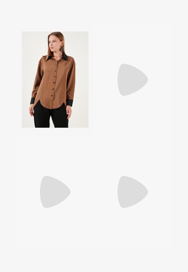 Ruskea satiininen nappipaita, jossa on musta kaulus ja hihansuut, kaareva helma ja mustat napit, yhdistettynä mustiin housuihin.; Reisitaskuhousut vaaleanvalkoisesta denimestä. Korkea vyötärö, napitus, kaksi etutaskua ja kontrastiväriset ompeleet.; Ruskean mokka nilkkabootit pyöreällä nilkalla, pehmeä vuori ja koristeellinen metallinen solki nilkassa. Varustettu paksulla alustalla.; Ruskean teksturoidun nahkasta valmistettu crossbody-laukku, jossa on kultaketjuhihna ja läppäkiinnitys. Edessä on logodetail ja tasku läppäisen alla.