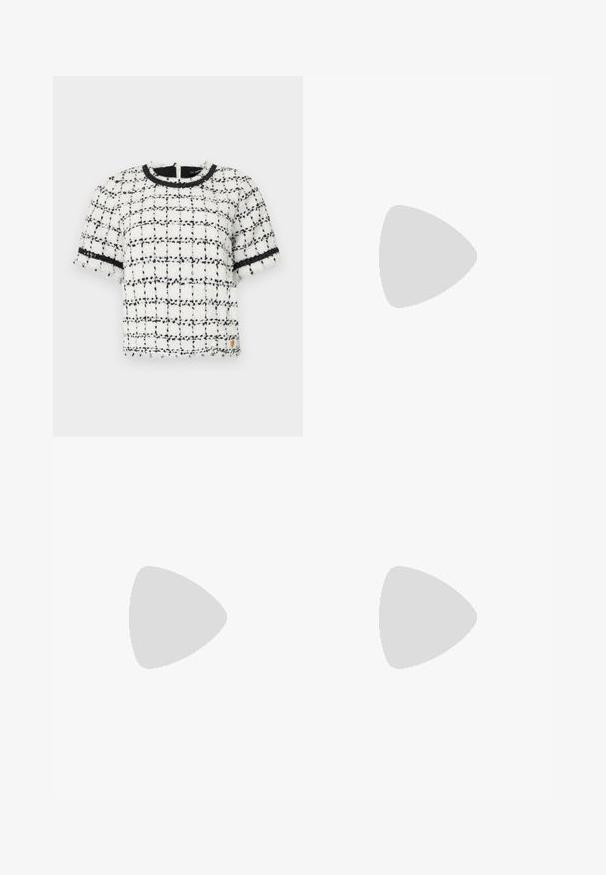 Haut à manches courtes noir et blanc à motifs à carreaux, en tissu texturé, avec un col rond et des bordures noires le long des manches et du col.; Pantalons larges noirs taille haute, avec des plis à l'avant et une ceinture avec une boucle. Conçus en tissu lisse et léger.; Talons slingback en cuir noir avec un bout pointu, un talon fin et un détail de boucle décorative sur le vamp. Texture lisse et design épuré.; Sac à main en cuir noir avec une texture grainée, forme arrondie, fermeture à glissière sur le dessus, quincaillerie en argent et une étiquette marron. Présente un accent de logo.