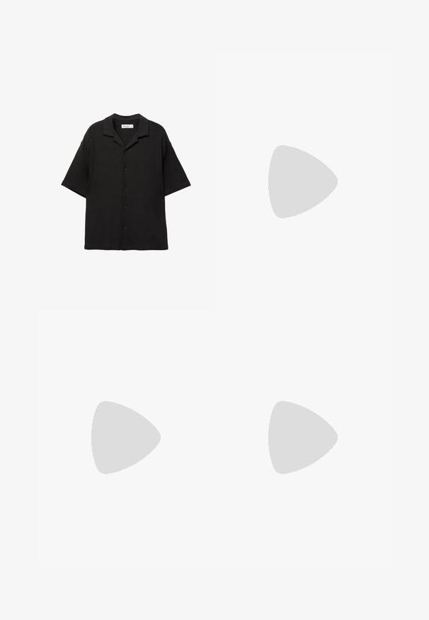 Svart kortärmad skjorta med krage, har knappstängning fram och strukturerad tyg. Avslappnad passform, avslappnad design.; Svarta denimshorts med en avslappnad passform, som har en klassisk femfickorsdesign och knäppning, slät yta och rak benframtill.; Svarta läder snörda kängor med hög skaft, rund tå, vadderad krage och texturerad gummisula för bättre grepp.; Två par solglasögon med vinklade bågar; en i mörkgrå och en i genomskinlig grå, båda med platta linser och sidouttag.