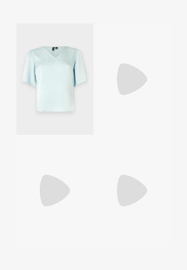 Blusa blu chiaro a V con maniche corte a palloncino, realizzata in tessuto liscio, caratterizzata da una vestibilità rilassata e senza motivi o adornamenti visibili.; Pantaloni di pelle nera con una texture liscia, vestibilità dritta, cintura elastica e chiusura con bottone frontale; dettagli plissettati e gambe affusolate.; Décolleté in vernice nera con punta affusolata e tacco in geometria cubica. Presentano un design elegante e minimalista, con una texture liscia.; Borsa hobo nera in pelle con una superficie liscia, forma curvata e una singola tracolla regolabile; presenta un'ampia apertura nella parte superiore.