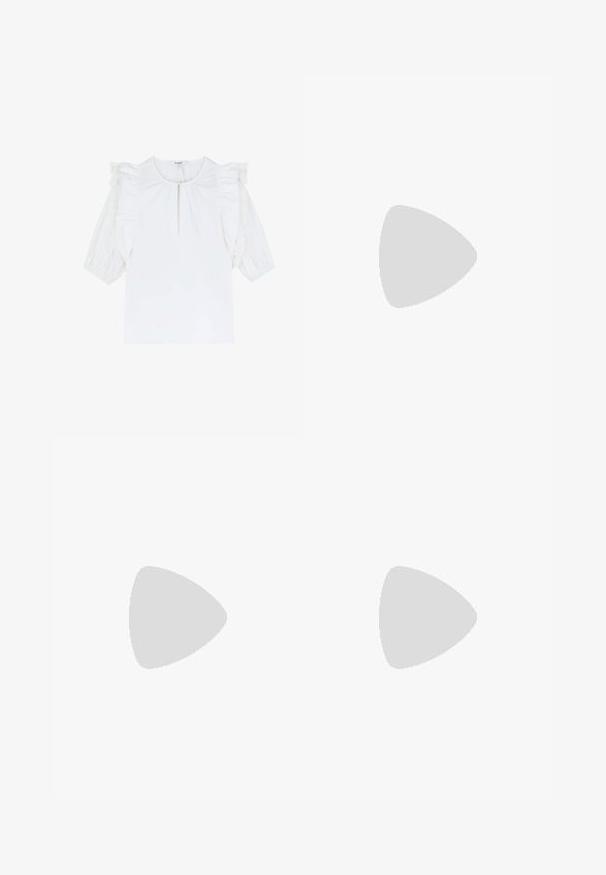Witte blouse met korte puffmouwen, voorzien van rimpelaccenten en een subtiele halssluiting. Glad materiaal met een effen textuur.; Lichtblauwe denim jeans met een wijde pijp, versierd met kleurrijke borduursels van manen, lippen en toekans over de stof.; Zwarte leren slingback schoen met een puntige neus en een slanke, gebogen hak. Voorzien van een discrete verstelbare band met een metalen gesp.; Witte vegan leren handtas met gebogen ontwerp, voorzien van decoratieve veters aan de zijkanten en een enkele schouderband.