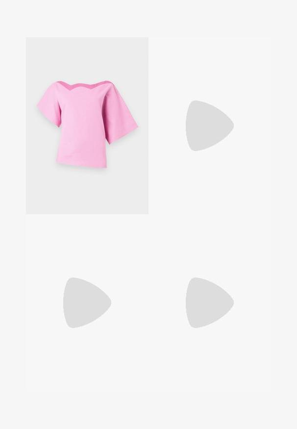 Różowa bluzka na krótki rękaw z szerokim dekoltem o falistym wzorze. Wykonana z lekkiego materiału o gładkiej strukturze.; Czarne spodnie o prostym kroju, z przednimi kieszeniami i bocznymi rozcięciami na dole. Wykonane z miękkiego, gładkiego materiału. Odpowiednie na różne okazje.; Czarne lakierowane sandały na wysokim obcasie, z dwoma paskami zapinanymi na klamry, kwadratowy nosek i masywny obcas typu słupek, o gładkiej, błyszczącej fakturze.; Czarna skórzana torebka o zakrzywionym kształcie, z odpinanym paskiem i złotymi akcentami. Torebka posiada klapę z zapięciem w kształcie klamry.