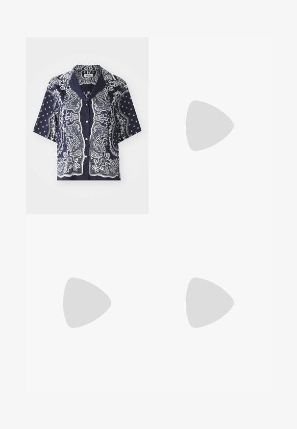 sandro RECOUPE - Nööpidega pluus - bleu/blanc; Heledad sinine laienev pükste paar, millel on valgete ja hõbedaste nõeltega täppmustreid, standardne vöökoht ja eesmine nupuga sulgemine.; Mustal nahast kingad brogue-tekstiiliga, millel on kaks pandla rihma, ümar varvas ja madal konts. Sujuv tekstuur ja läikiv viimistlus.; Burgundi värvi nahast käekott, millel on struktureeritud kuju, lame põhi, ümar käepide ja kuldne riistvara, sealhulgas sulgur ja logo detail.