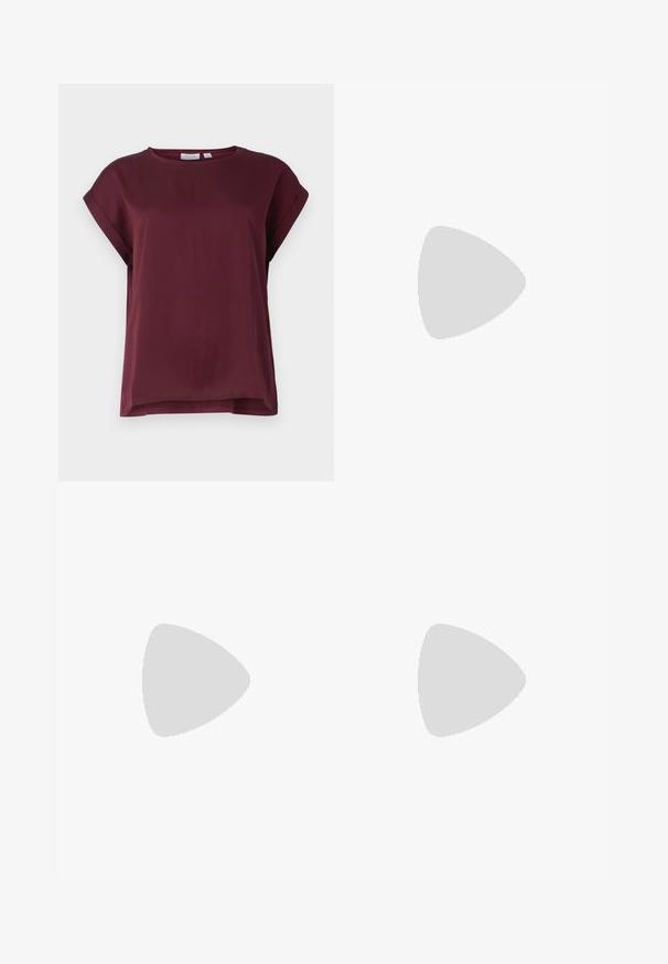Bordeaux kortermet bluse med rund hals, med en glatt tekstur og lett løs passform, designet for komfort og bevegelsesfrihet.; Svarte vide bukser med plisserte detaljer foran, sidelommer, og en glatt tekstur. Designet for en avslappet passform.; Svart lær plattformloafere med avrundet tå og bred stropp over forsiden. Har en tykk, firkantet hæl og glatt tekstur.; Sølvfarget metallisk poseveske med en myk, avrundet form og en knyttet topplukking. Laget av glatt imitert skinn.; Sølv hoops øredobber med en tvistet design, som har en polert finish og bakstøtte. Mål omtrent 3 cm i diameter.