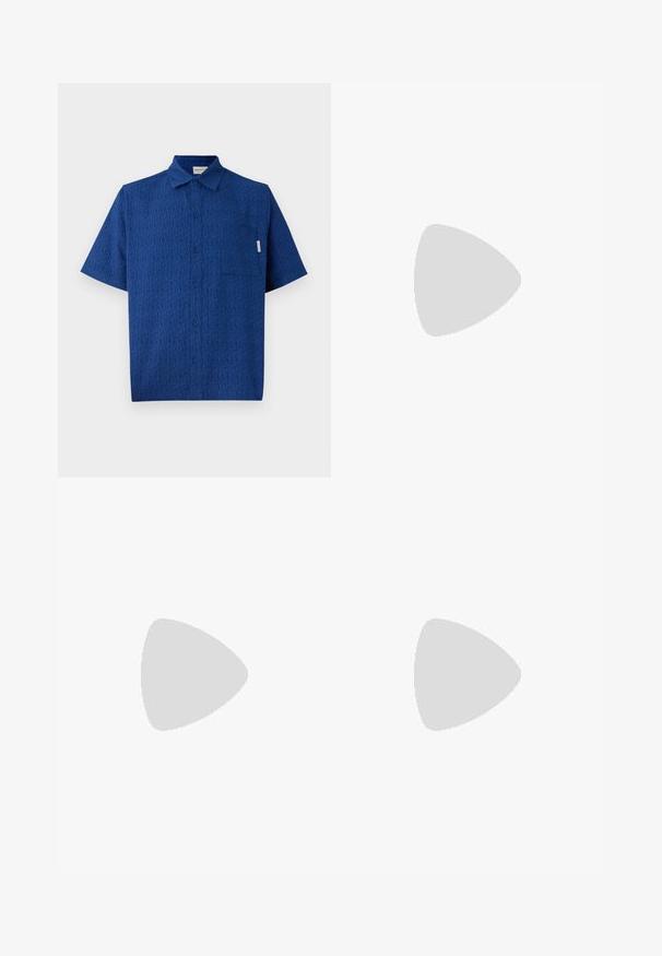 Īsām piedurknēm zila krekls, kas izgatavots no teksturēta auduma ar izsmalcinātu rakstu, pogājams priekšpuse un viena krūšu kabata.; Bežīgas bikses ar taisnu kāju dizainu, plakanu priekšpusi, divām sānu kabatām un rāvējslēdzēju. Izgatavotas no gludas kokvilnas auduma.; Beigā zamšādas loafer' ar zemu papēdi, noapaļotu purngalu un dekoratīvu šuvju uz virsmas. Gluda tekstūra ar minimālām detaļām.; Melnas saules brilles ar astoņstūra rāmī, tumšiem stikliem, spīdīgu apdari, plānām kājām un zelta akcentiem priekšpusē.