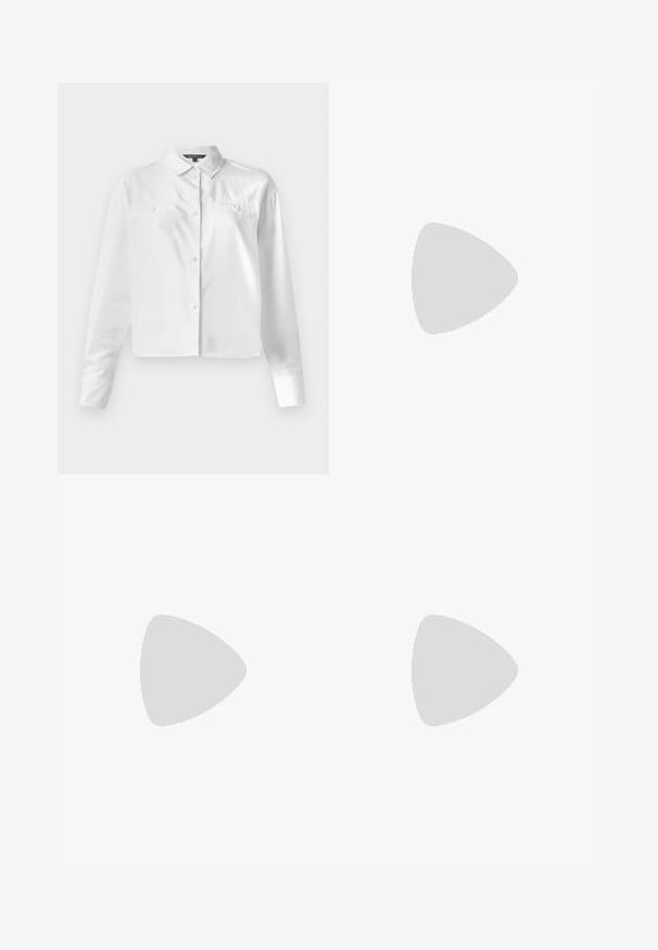 Witte overhemd met lange mouwen, voorzien van een klassieke kraag, twee borstzakken en een cropped ontwerp. Glad katoenmateriaal.; Witte katoenbroek met bloemenborduurwerk langs de benen, met een rechte snit en een knoopsluiting bij de taille.; Beige gepatineerde leren slingback hakken met een spitze neus en een hak van 5 cm, met uitsparingen aan de zijkanten en een dunne enkelband.; Schildpadbril met langwerpige ovale lenzen, bruine tint, gouden logo-accenten op de pootjes en slanke zwarte armen.; Beige handtas met een patroon en een gebogen vorm, leren accenten en een goudkleurig logo aan de voorkant. Beschikt over een kort handvat voor gemakkelijk dragen.; Goudkleurige gedraaide ringen, gestapeld naast elkaar, met een gestructureerd ontwerp en gladde, gebogen randen, wat een organische, vloeiende uitstraling creëert.