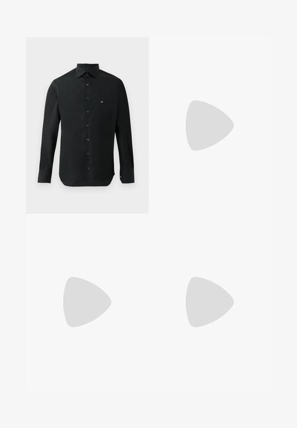 Camisa preta de manga longa feita de tecido suave, com colarinho pontudo, pala de botões e um pequeno logótipo branco no lado esquerdo do peito.; Camisa polo de mangas longas em bege claro, feita de um tecido suave, com colarinho polo, pala de botão de dois e um pequeno logotipo no peito.; Jeans de denim azul escuro com corte reto, apresentando costuras laranjas, fecho zip e bolsos frontais. Textura suave e cintura padrão.; Sapatilha branca com um cabedal em couro liso e de perfil baixo. Apresenta um bico redondo, seis ilhoses e uma sola de borracha texturizada.