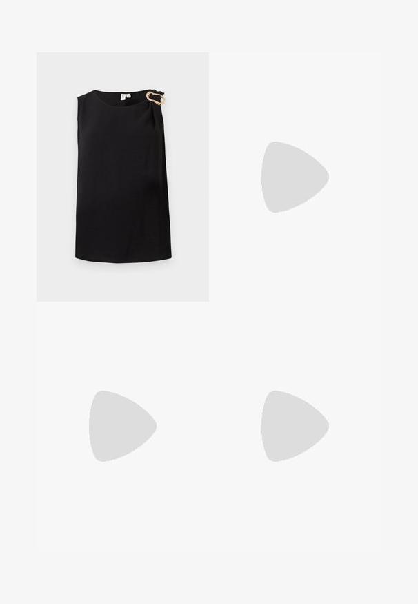 Bluză neagră fără mâneci, cu guler rotund și cataramă decorativă aurie pe umărul stâng, design simplu.; Pantaloni negri cu dungi fine, cu talie înaltă, față pliată și design drept. Materialul pare texturat și croit pentru un aspect formal.; Pantofi cu toc slingback din piele patent neagră, cu vârf ascuțit, laterale decupate, curea la gleznă ajustabilă și toc subțire, elegant.; Geantă dintr-un material moale de culoare burgundă, cu un design plisat și o curea lungă, purtată pe umăr. Modelul poartă un top alb scurt și blugi negri.