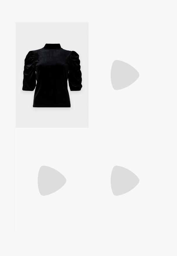 Must mustruudist topp kõrge kraega, lühikeste puhv-varrukatega ja selgelt taljesse surutud siluetiga. Pehme tekstuur sujuva ja läikiva viimistlusega.; Mustad laiad püksid, mis on valmistatud siledast kangast, sirge esiotsaga, vööloopide ja nähtamatute taskuteta. Puhtad, vormikohased jooned.; Mustast rihmajalatsid ruudukujulise varba ja madala ploki kontsaga. Omab mitmeid õhukesi rihmasid ja reguleeritavat pahkluu rihma. Valmistatud siledast nahast.; Mustgamma nahast kott, millel on sile tekstuur, struktureeritud kuju, kaks käepidet ja esiküljel silmapaistev hõbedane pandla detail.