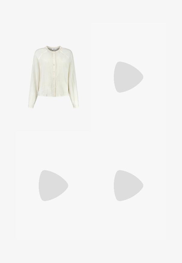 Camicia leggera di colore crema, con bottoni, maniche lunghe, tessuto texturizzato e scollatura tonda. Presenta un delicato dettaglio in crêpe.; Pantaloni neri a gamba larga realizzati in tessuto liscio, con zip frontale e due tasche laterali, dal taglio sartoriale e design minimalista.; Sandali con tacco in vernice nera, con punta squadrata, cinturini alla caviglia e fibbie in argento. Presentano un tacco a blocco spesso per maggiore stabilità.; Borsa a tracolla nera in pelle con una forma curva, manico rimovibile e accessori dorati. La borsa presenta una patta con un dettaglio a fibbia.