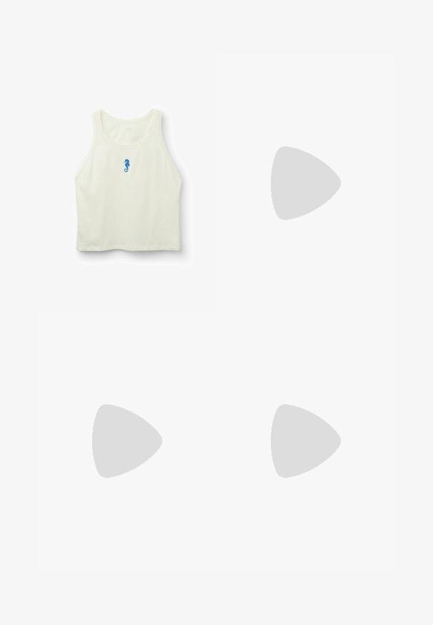 Krémový top s volným střihem vyrobený z měkké látky, s modře vyšitým mořským koníkem na přední straně a kulatým výstřihem.; Černé široké džíny s vysokým pasem, obsahující dvě přední kapsy a kovové knoflíkové detaily. Látka má hladkou texturu.; Černé kožené sneakers s bílými pruhy, gumovou špičkou, černými tkaničkami a krémovou podešví. Hladký povrch s lesklým finišem.; Černá taška přes rameno vyrobená z hladké kůže, s zakřiveným, otevřeným vrchem a dvěma ramenními popruhy, s minimalistickým designem.
