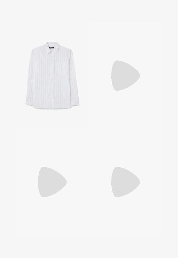 Witte langdouchi met verticale grijze strepen, knoopsluiting aan de voorkant en een borstzak. Gemaakt van een lichtgewicht stof.; Wijdere jeans in vervaagd zwarte denim, met zichtbare stiksels, vijf zakken en een knoopsluiting in de taille.; Zwarte glanzende leren instappers met een gestreepte band, uitgerust met een stevige zwarte rubberen zool met diepe profiel en een klassiek moccasinstijl.; Smalle zwarte stropdas met een gestructureerd, diagonaal ribbelpatroon. Beschikt over een spitse punt en een gladde afwerking. Geschikt voor formele kleding.
