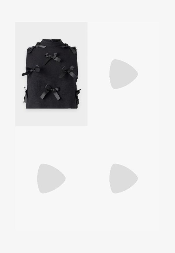 Top negru cu un material texturat, guler înalt și mai multe fundițe din satin negru cusute pe partea din față, creând un efect stratificat.; Jeans cu picioare largi din denim negru, cu fermoar în față, design cu cinci buzunare și detalii subtile de cusătură. Textură netedă și stil casual.; Pantofi cu toc slingback din piele lacuită neagră, cu vârf ascuțit și toc geometric. Prezintă un design elegant, minimalist și o textură netedă.; Poșeta neagră din piele matlasată cu o curea din lanț auriu și un închizător cu toggle care are un accent circular. Formă compactă și rectangulară.