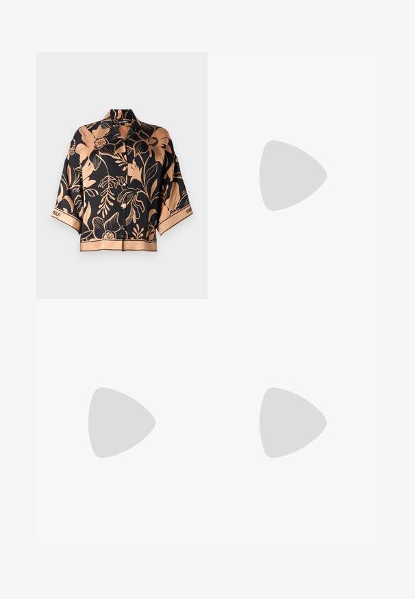 Kortsleeve bluse i sort satin med et guld blomstermønster, med krave og knaplukning; detaljer ved ærmerne og kanten.; Plisseret hvid nederdel med en sort elastisk talje, der har "LACOSTE"-logoet. Mellemlang design med blød tekstur.; Hvide lædersneakers med en tyk hvid sål, sort ruskindhælvægt og prægede logoer på siden. Snørebåndsdesign med seks øjer.; Store sorte oversized solbriller med geometrisk form, med mørke linser og en kontrasterende grå detalje på stellet. Logo på armen.