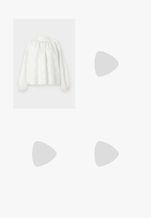 Weißes Blusenshirt mit langen Ärmeln, hohem Kragen und Falten. Verziert mit einem floralem Stickmuster und gerafften Bündchen, aus strukturiertem Stoff gefertigt.; Schwarze weite Hosen aus glattem Stoff, mit einem flachen Frontdesign, gefältelten Details und Gürtelschlaufen am Bündchen.; Schwarze Leder-Slingback-Pumps mit spitzem Schuhblatt, ausgestattet mit einem schlanken Absatz und einem goldfarbigen Akzent am verstellbaren Riemen. Glatte Textur.; Schwarze Lederhandtasche mit einem strukturierten Design, das eine verkürzte Form, einen oberen Griff und goldfarbene Hardware-Details aufweist. Verstellbarer Schulterriemen ist enthalten.