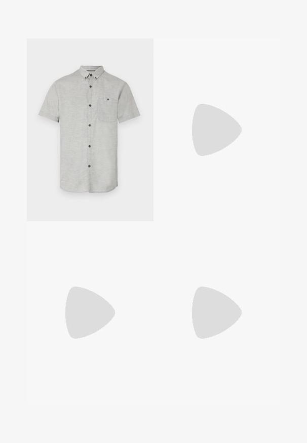 Chemise à manches courtes en tissu gris clair, dotée d'une poche poitrine et de boutons foncés pour le contraste. Texture lisse avec un motif subtil.; Pantalon en lin beige clair, avec une taille élastique dotée d'un cordon de serrage, un design large et des poches latérales. Texture lisse.; Chaussure en cuir noir avec une finition texturée, bout arrondi et un petit nœud décoratif sur le dessus. Dispose d'un petit talon solide.; Sac en cuir marron de style messager avec un rabat plat à l'avant, deux sangles, des accents en métal doré et une bandoulière adjustable.