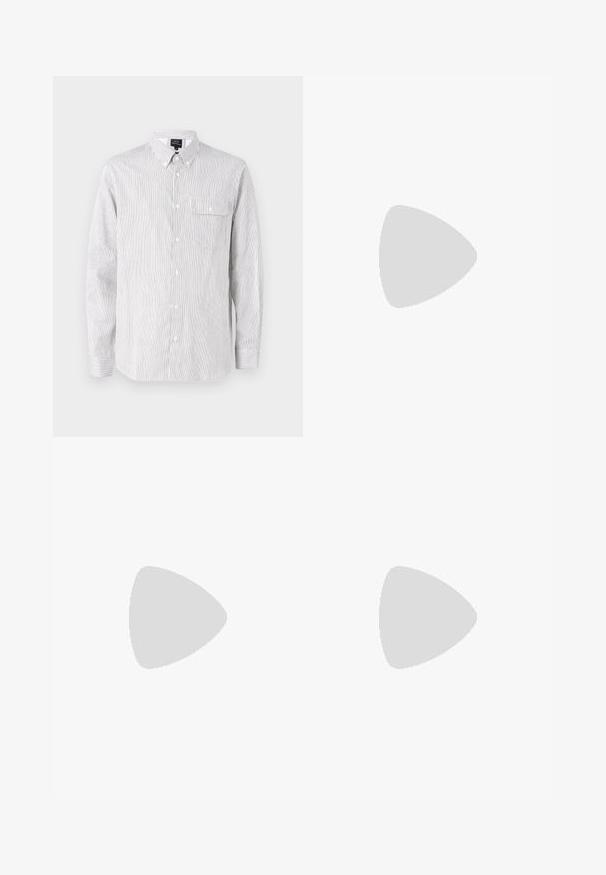 Pasiasta koszula z długim rękawem w kolorze białym i granatowym, wykonana z lekkiej tkaniny. Posiada kołnierzyk, długie rękawy oraz kieszonkę na piersi.; Czarne spodnie dresowe z miękkiego materiału, z elastycznym paskiem, prostymi nogawkami oraz małym logo z boku.; Białe skórzane sneakersy o gładkim wykończeniu, okrągłym nosku, płaskich sznurówkach i teksturowanej podeszwie. Charakteryzują się delikatnym logo na pięcie.; Czarne okrągłe okulary przeciwsłoneczne z ciemnymi soczewkami i smukłymi metalowymi ramkami. Zawierają przezroczyste końcówki zauszników oraz srebrne akcenty przy zawiasie. Minimalistyczny design.