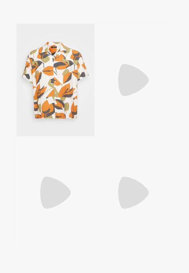 Camicia a maniche corte realizzata in tessuto leggero con uno sfondo bianco e grandi motivi di foglie arancioni, verdi e grigie. Chiusura frontale con bottoni.; Polo shirt nero a maniche corte con un motivo astratto testurizzato. Il colletto è piatto e leggermente aperto, migliorando il design rilassato.; Shorts in denim azzurro chiaro con taglio classico. Presentano cinque tasche, dettagli di cucitura arancione e orli a taglio vivo.; Mocassini in pelle nera con finitura liscia, punta arrotondata e cuciture decorative sulla tomaia. Tacco basso impilato e leggero lucido.