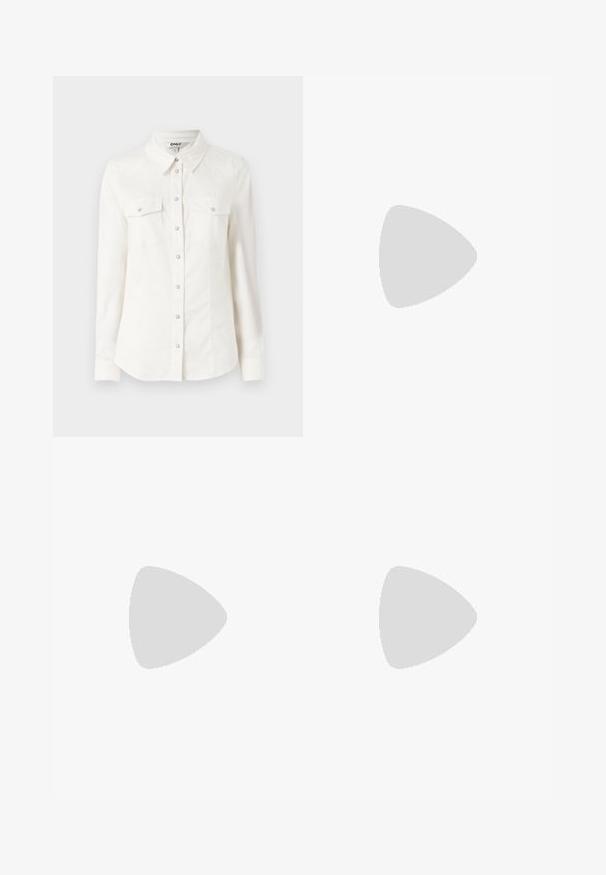 Chemise blanche à manches longues avec un col, dotée de deux poches poitrine et de boutons-pression en argent. Fabriquée en tissu lisse et léger.; Jean noir évasé en denim. Comprend une fermeture à bouton, cinq poches et une texture lisse. La jambe évasée commence sous le genou.; Bottes noires à la cheville en cuir lisse, dotées d'une fermeture éclair sur le côté, d'un talon épais texturé et d'une conception à bout rond.; Sac fourre-tout en cuir noir avec une texture lisse, de forme rectangulaire et deux longues poignées. Pas de matériel ou d'ornementations visibles.