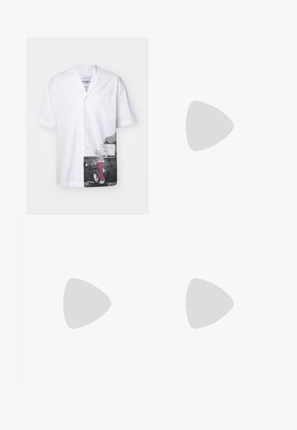 Iceberg Chemise - bianco; Débardeur sans manches en coton blanc avec un col rond, présentant une texture lisse et une coupe ajustée, conçu pour un usage décontracté.; Shorts de bain en tricot avec des rayures verticales en beige, blanc et orange clair, dotés d'une taille élastique et d'un cordon de serrage.; Stuart Weitzman BERKLEY - Mules - black
