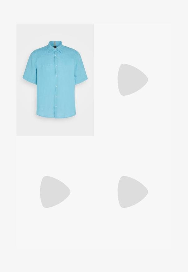 Helles blaues kurzärmeliges Hemd aus Leinen, mit einem Knopfverschluss auf der Front, spitzen Kragen und subtiler Struktur ohne Muster oder Akzente.; Hellgrünes Baumwoll-T-Shirt mit Rundhalsausschnitt. Verfügt über ein gesticktes "HU GO"-Logo in passender Farbe auf der Vorderseite. Kurze Ärmel.; Hellgrüne Baumwollmischungs-Shorts mit elastischem Bund und verstellbarem Kordelzug. Mit seitlichen Taschen und gesticktem Logo am Bein.; Grau Wildleder Sneaker mit schwarzen Akzenten, mit einer strukturierten Oberfläche, Schnürsenkeln und einem goldenen Logo-Detail an der Seite.