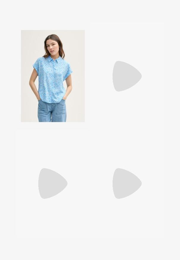 Ljusblå kortärmad blus med små vita blommönster, knäppning framtill och en löst sittande passform. Matchad med ljusblå denimbyxor.; Breda ben blommiga byxor med blå bakgrund, prydda med ett färgglatt mönster av röda, gula och blå blommor, och en elastisk midja.; Gröna mockaskor med vita läderränder, gummisula, vadderad krage och minimalistisk design. Har varumärke på sidan.; Svart lädervävd toteväska med en avslappnad form och bred axelrem. Har en strukturerad, flätad design med en slät yta.