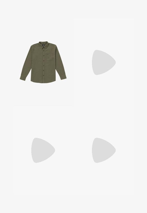 Chemise à boutons pour hommes de couleur vert olive. Fabriquée en tissu doux, elle comprend des manches longues, une poche poitrine et des boutons noirs. Conception à col standard.; T-shirt blanc en coton, doté d'un col rond noir et de trois rayures noires sur chaque épaule. Petit logo noir sur la poitrine.; Pantalons cargo noirs avec une ceinture élastique, deux poches latérales et un logo discret sur la cuisse gauche. Fabriqués en tissu léger.; Chaussure de sport intérieure basse en noir et blanc avec semelle en gomme, lacets, et marquage « Predator » en néon vert sur le côté.
