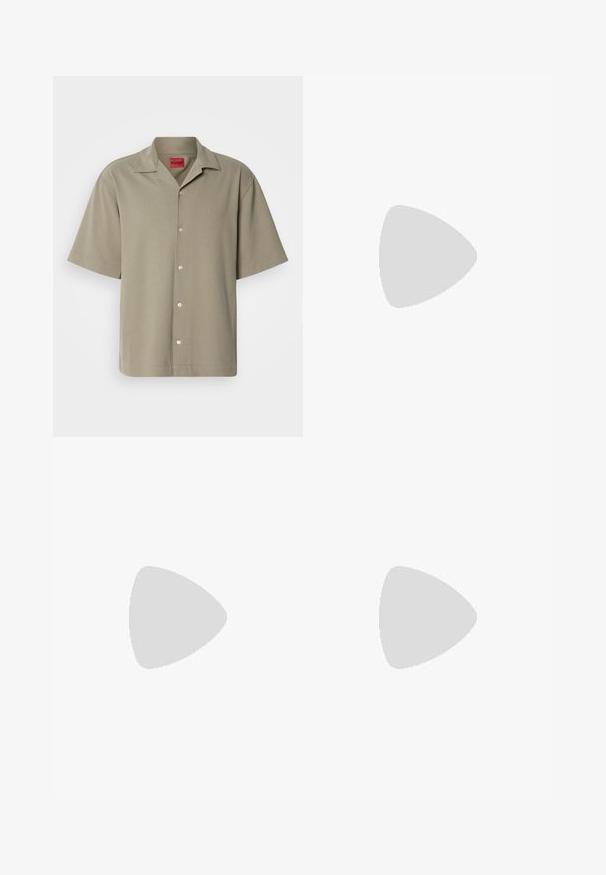 Korte mouwen khaki shirt met knoopsluiting, zachte textuur, notch kraag en reliëflogo. Klassiek ontwerp met een ontspannen pasvorm.; Donkerblauwe spijkershorts met omgeslagen zomen, met versleten details en rafelige randen aan de voorkant. Vijfzakken ontwerp met knoopsluiting.; Witte en beige sneaker met mesh- en suèdepanelen, grijze accenten, rood logo en oranje treklip. Ronde neus en ontwerpelementen met een gevoerde zool.; Zilveren roestvrijstalen horloge met een marineblauwe wijzerplaat, metalen uurmarkeringen en een datumnis op 3 uur. Waterbestendig tot 50 meter.