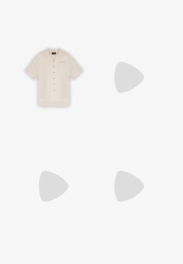 Kortærmet, lys beige skjorte med knapper, krave, fem frontknapper og subtil branding på brystet. Glat stoftekstur.; Khaki bukser med lige ben design, lavet af robust stof, der har en glat tekstur og dobbelt-pressede folder foran for ekstra detalje.; Hvide lædersneakers med sort Nike swoosh, flade snørebånd og tekstureret gummisål. Rund tå og polstret krave for komfort.; Hvid perlekæde med runde perler, der har en guldfarvet lås og justerbar kæde til længdejustering. Klassisk design og glat tekstur.