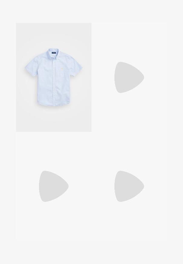 Chemise à manches courtes, à boutons, dans des rayures bleu clair et blanches, dotée d'une poche sur la poitrine gauche et d'un petit logo jaune sur la poche.; Shorts en denim beige avec une coupe droite, une fermeture à bouton à l'avant et quatre poches. Le tissu a une texture lisse et un minimum de détails de couture.; Tongs marron avec semelle texturée et bride en caoutchouc incurvée. Présente une rayure multicolore le long de la semelle, marquée "havaianas."; Collier en chaîne dorée avec de grands maillons entrelacés, présentant un détail de pendentif circulaire au centre avec un emblème en relief.