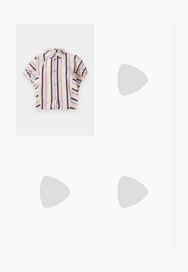 Cămașă cu mânecă scurtă, cu guler, având dungi verticale în nuanțe de bej, albastru și vișiniu. Include închidere cu nasturi pe față. Material din amestec de bumbac.; Salopetă din denim cu un design ondulat la biberon, picioare evazate și buzunare laterale. Asortată cu o bluză albă brodată și accesorii din lemn.; Cizme din piele maro, până la genunchi, cu vârf rotunjit, suprafață texturată, curea la gleznă și detalii din metal argintiu; toc înălțat.; Geantă din piele maro cu un design geometric, având un mâner superior și accente din alamă la fermoar. Logo-ul este embosat pe lateral.