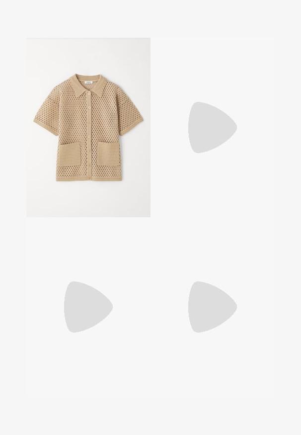 sandro Camicia - sable; Gonna plissettata nera con dettagli in metallo dorato. Presenta tasche laterali con logo, realizzata in materiale liscio. Silhouette a forma di A.; Sandali neri con tacco alto, dotati di sottili cinturini, finitura testurizzata, punta aperta e un design elegante con tacco affusolato. Presentano una soletta morbida e una superficie lucida.; Borsa a tracolla in pelle borgogna con forma curva, accentuata da un hardware oro circolare e una singola tracolla. Texture liscia, design minimalista.