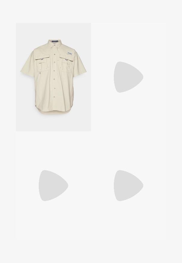 Beige kortermet skjorte med to brystlommer, knappelukking og krage. Lett stoff; har sydd merke på en av lommene.; Hvit bomull t-skjorte med korte ermer, rund utringning, avslappet passform, og ingen synlige logoer eller mønstre. Glatt tekstur og minimalistisk design.; YOURTURN UNISEX - Bukse - black; Hvite skinnsneakers med perforeringer, rund tå, flat såle og tykke lisser, med en synlig swoosh-logo og "AIR" på hælen.