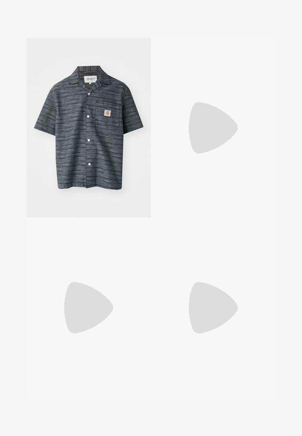 Kortærmet skjorte med knapper i mørkegrå farve med et stribet mønster, der har en brystlomme og Carhartt-logo patch.; Sort bomulds t-shirt med korte ærmer, rund hals, med et lille rektangulært logo med "NIKE AIR" i hvidt på venstre bryst.; Sorte sweatpants lavet af fleece, med en elastisk talje med snore, to frontlommer og et lille logo på låret.; Sorte træningssko med tekstureret stof og gummisåler, udstyret med elastiske snørebånd og en blå detalje på hælen. Bæres med lyse denimbukser.