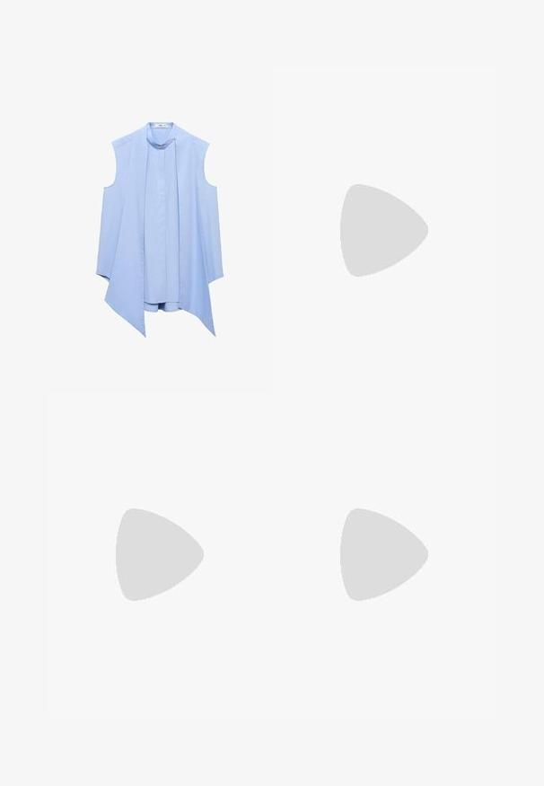 Lichtblauwe mouwloze blouse met een hoge kraag, voorzien van een geplooide voorkant en een vloeiende, asymmetrische zoom. Glad stofoppervlak.; Wijdgevallen broeken in een lichtcrème kleur. Gemaakt van een zachte stof met plooien aan de voorkant en zijzakken.; Beige gehaakte instapschoen met spitse neus, open zijkanten en een enkelband met een metalen gespsluiting. Platte zool.; Beige leren schoudertas met een halve maanvorm, een soepele textuur en een enkele gebogen handgreep. Voorzien van een ritssluiting en nette stiksels.