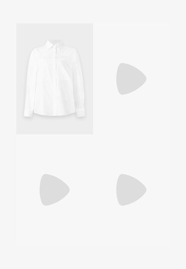 Camicia bianca a maniche lunghe con colletto button-down, due tasche sul petto e taglio dritto. Realizzata in un tessuto leggero con una consistenza liscia.; Pantaloni beige con vestibilità dritta, caratterizzati da un doppio risvolto all'orlo e un design frontale piatto. Realizzati in tessuto liscio e resistente.; Sandalo in pelle marrone con design a strisce sottili, dotato di una fibbia dorata e suola nera piatta con bordo a zigzag.; Borsa a tracolla in pelle nera con una texture morbida, forma triangolare e tracolla regolabile, abbinata a una camicia a righe blu chiaro e pantaloni bianchi.