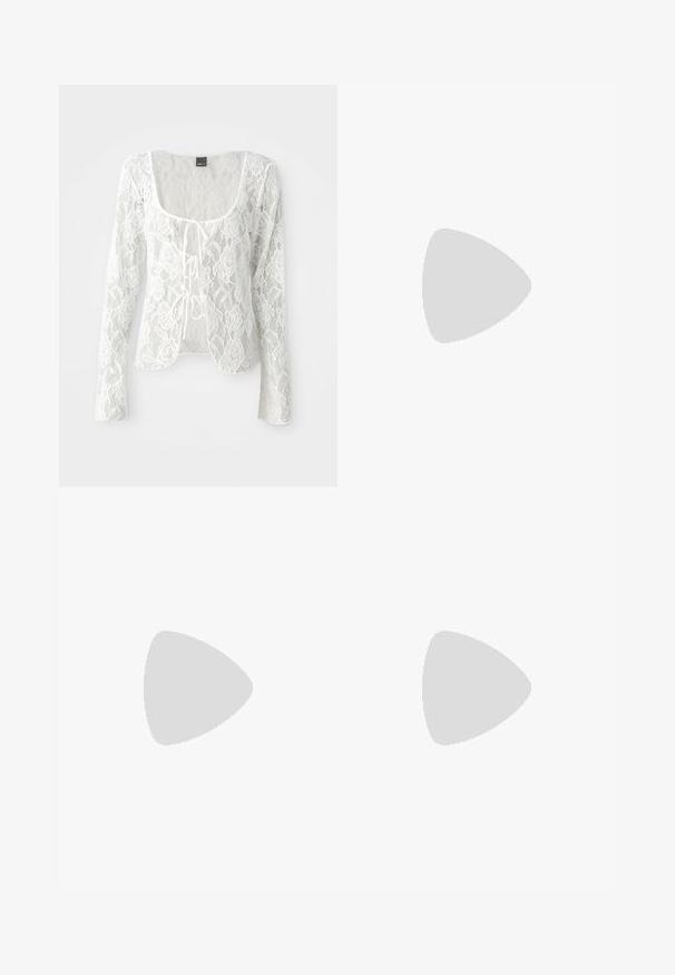 Hvid blonde langærmet cardigan med rund udskæring og knyt-front lukning. Blomster mønster med en gennemsigtig tekstur og buet nederkant.; Sorte polyester culotte bukser med elastisk talje, to forpiber og en løs silhuet. Ingen synlige mønstre eller hardware detaljer.; Sorte patenterede hælsandaler med firkantet tå, ankelremme og sølvspænder. Har en chunky blokHæl for stabilitet.; Sølvmetallic hjerteformet håndtaske med to håndtag, kædestrop og glat tekstur. Har metalhardware og syede kanter.