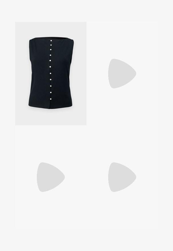Abercrombie & Fitch BARE WIDE SLASH BUTTON - Débardeur - black beauty; Jeans en denim à jambes larges de couleur bleu moyen, présentant une taille haute, une fermeture à bouton et des détails de couture verticaux contrastants à l'avant.; Sandales à talons vernies noires avec un bout carré, des sangles autour de la cheville et des boucles en argent. Dotées d'un talon bloc épais pour plus de stabilité.; Sac à main en cuir noir avec une forme courbée, bandoulière amovible et des accessoires en or. Le sac est doté d'un rabat avec un détail de boucle.