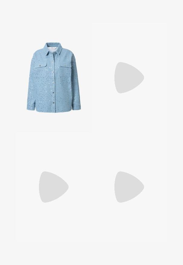 Camicia in denim azzurro chiaro con paillettes argentate, maniche lunghe, colletto, due tasche sul petto e chiusura a bottoni a pressione. Texture liscia e decorazioni dettagliate.; Pantaloni a gamba larga azzurro chiaro con cintura elastica, caratterizzati da una superficie testurizzata decorata con dettagli metallici sparsi.; Sneaker in suede blu con strisce bianche e testo "Gazelle". Presenta suola in gomma e accenti testurizzati sulla parte superiore. Design classico.; Borsa hobo nera in pelle con una superficie liscia, forma curvata e una singola tracolla regolabile; presenta un'ampia apertura nella parte superiore.