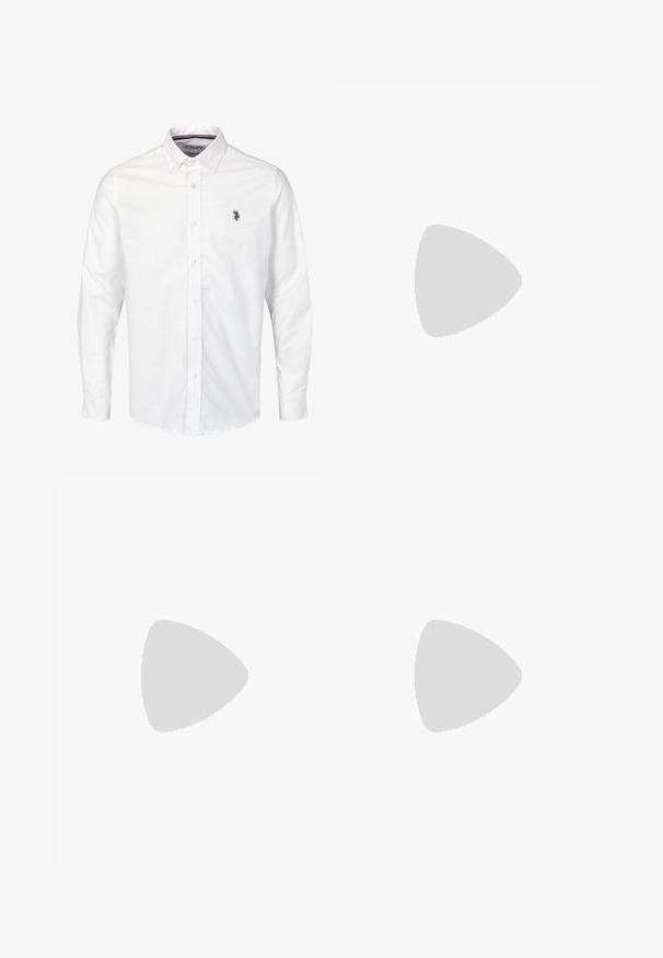 Biela košeľa na gombíky vyrobená z hladkej bavlnenej látky, s dlhými rukávmi, klasickým golierom a malým vyšitým logom na hrudi.; Biela tričko s krátkym rukávom vyrobené z jemnej bavlny. Obsahuje okrúhly výstrih a rovný lem s minimálnymi detailmi.; Široké modré džínsy s vyblednutým umývaním, dizajnom s piatimi vreckami a zapínaním na gombík. S opaskovými pútkami a prešitými detailmi.; Čierne kožené mokasíny s hladkým povrchom, zaoblenou špičkou a dekoratívnym prešívaním na prednej časti. Nízky kokteilový opätok a jemný lesk.