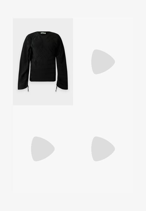 Maglia nera a maniche lunghe con una texture e sottili motivi ondulati, scollatura a girocollo, spalle leggermente a sbuffo e piccoli lacci alle estremità delle maniche.; Pantaloni neri sartoriali con un design a gamba dritta e ampia, caratterizzati da una superficie liscia e un fronte piatto con passanti per la cintura.; Scarpa con tacco alto in pelle nera, con punta affilata e tacco arrotondato e bombato. Texture liscia con un design elegante e minimalista.; Clutch in pelle nera con texture arricciata, cornice in metallo color argento, chiusura a scatto e tracolla a catena. Superficie liscia e morbida.