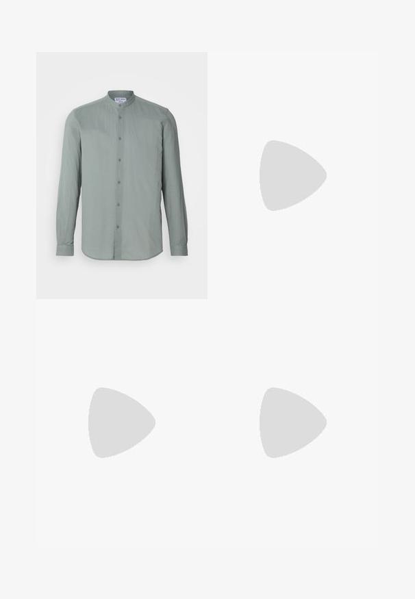 Camisa de manga longa, com botões, na cor verde claro, feita de um tecido texturizado. Possui colarinho em banda e linhas verticais subtis.; Calças cargo castanhas com dois bolsos laterais, frente plana e corte reto. Feitas de um tecido durável com uma textura suave.; Sapatilhas desportivas pretas com texturas brilhantes e de malha, apresentando uma sola grossa e atacadores, combinadas com calças cargo largas de cor verde-oliva.; Mala de viagem em couro castanho com dois bolsos frontais, alça de ombro ajustável, acessórios dourados e alças superiores robustas. Textura suave.
