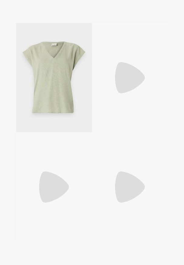 Svetlozelený top s V-výstrihom, krátkymi rukávmi, voľným strihom, mäkkou textúrou, jednoduchým dizajnom a čistým lemom. Bez vzorov alebo viditeľného hardvéru.; Džínová sukňa nastavujúca na ceruzku v tmavomodrej farbe, s predným rozparkem, piatimi vreckami a kontrastným prešívaním. Stredne vysoký pás s klasickým dizajnom.; Čierne kožené členkové topánky s okrúhlou špičkou, šnurovaním vpredu a hrubou gumovou podrážkou s textúrovaným vzorom. Sťahovací pútko na zadnej strane.; Hnedá umelá kožená taška cez rameno s zakriveným tvarom, minimalistickým šitím a zlatými akcentami. Obsahuje zips na vrchu a nastaviteľný popruh.