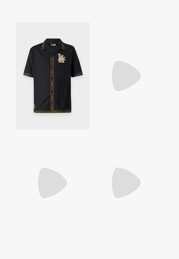 Camisa preta de manga curta com detalhes bordados em dourado, apresentando o logótipo de LA e um design floral. O material parece leve e suave.; Polo preto de manga curta com um padrão abstrato texturizado. O colarinho é plano e ligeiramente aberto, realçando o design descontraído.; Shorts de ganga em azul claro com um corte clássico. Apresenta cinco bolsos, costuras em laranja e acabamentos desfiados.; Mocassins pretos de pele com um acabamento suave, bico redondo e costura decorativa no a parte superior. Salto baixo e empilhado com um ligeiro brilho.
