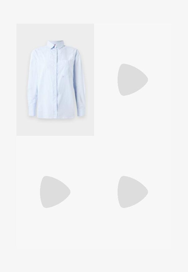 Camicia a maniche lunghe azzurro chiaro con sottili righe verticali e una tasca sul petto, esposta su uno sfondo bianco.; Pantaloni neri a gamba larga con una texture liscia, dotati di una vita alta e pieghe centrali. Nessun motivo visibile o dettagli in metallo.; Scarpe col tacco alto in pelle verniciata nera con punta quadrata, cinturino alla caviglia e tacco chunky. Include dettagli perforati lungo il bordo.; Borsa a tracolla nera in ecopelle con finitura testurizzata, caratterizzata da un accento in argento con perline lungo il manico superiore e una tracolla a catena.
