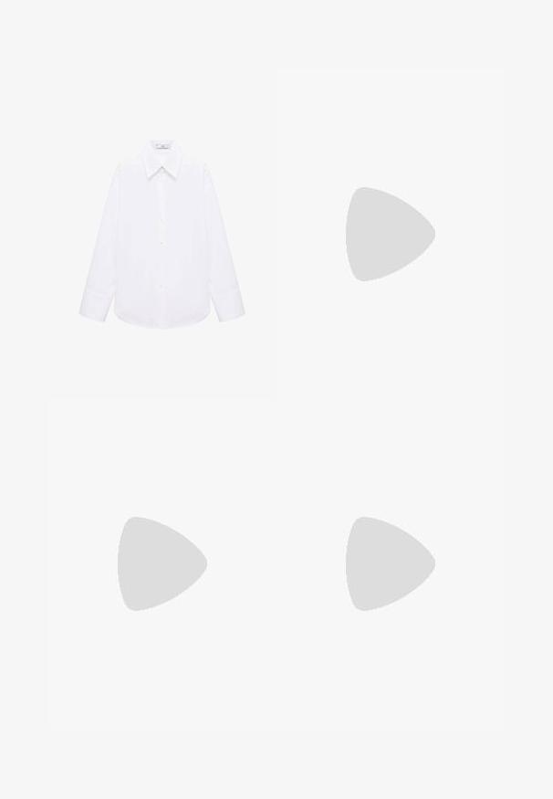 Witte overhemd met lange mouwen, voorzien van een klassieke kraag, zachte textuur en rechte snit met een lichte zoom aan de onderkant.; Zwarte denim broek met wijde pijpen en een hoge taille, voorzien van voor- en achterzakken, gestikte naden en een knoopsluiting. Gladde textuur.; Zwarte slipper met twee gouden gesps, gladde textuur, platte zool en een minimalistisch ontwerp.; Zwarte laarzen in lakleer met een gebogen vorm, één schouderband, voorvakken en accenten in zilverkleurig metaal.