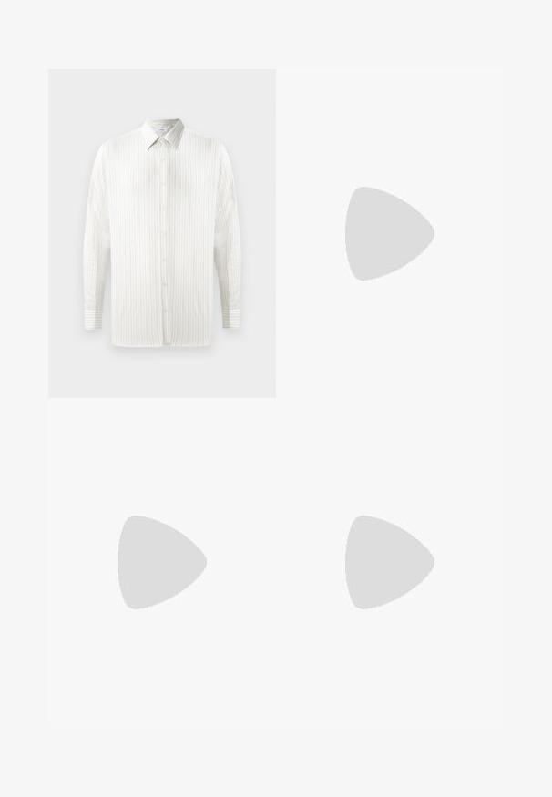 Camicia bianca a maniche lunghe con sottili righe verticali, design con bottoni, colletto a punta e dettagli sui polsini. Realizzata in tessuto leggero.; Pantaloni neri a gamba larga realizzati in un tessuto liscio. Presentano una vita media e pieghe frontali, offrendo una silhouette sartoriale.; Mocassini neri in pelle con una texture liscia, punta arrotondata e una striscia decorativa sulla tomaia. Tacco basso impilato, design minimalista.; Collana di perle con chiusura in tono argento. Caratterizzata da perle bianche rotonde e un centro decorativo impreziosito da strass.