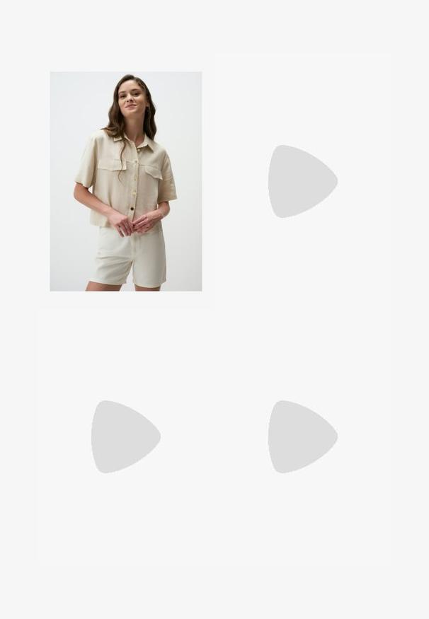 Beige korteknopshemd met een kraag, twee borstzakken en gouden knopen. Gecombineerd met crèmekleurige shorts, de stof lijkt lichtgewicht en soepel.; Wijdgevallen broeken in een lichtcrème kleur. Gemaakt van een zachte stof met plooien aan de voorkant en zijzakken.; Bruine gepatineerde leren slingback-schoen met een spitse neus en een gematigd hakje. Voorzien van een gespsluiting voor een veilige pasvorm. Glad van textuur.; Bruine leren schoudertas met een gebogen vorm, gouden hardware en een gespaccent. Bevat een afneembare schouderriem.