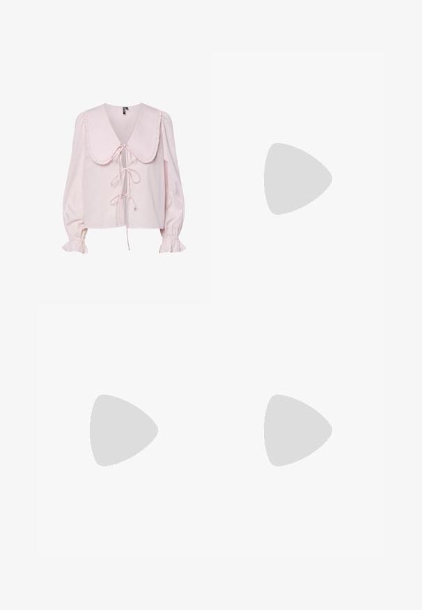Blusa rosa con un ampio colletto a volant, fiocco sul davanti e maniche a sbuffo con polsini elastici. Tessuto dalla texture liscia.; Pantaloni a gamba larga rosa chiaro realizzati in tessuto liscio. Presentano una vita strutturata e gambe dritte e fluide, senza motivi o accessori visibili.; Bershka Sandali con tacco - black; Borsa in pelle rosa con pattina curva, tracolla singola e linee pulite. La borsa presenta una texture liscia e un design minimalista.