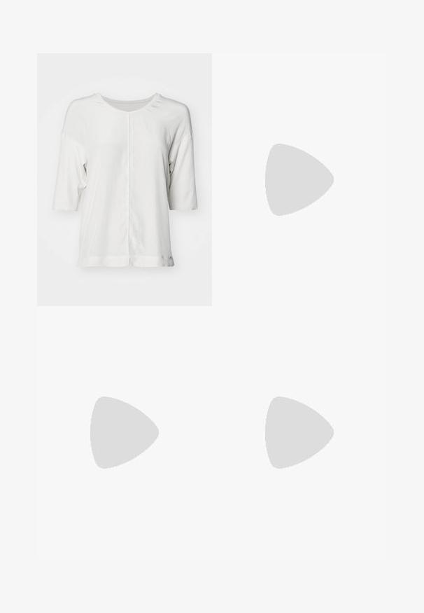 Weißes Kurzarmoberteil mit Rundhalsausschnitt, ausgestattet mit einer Nahtdetails vorne und einem leicht strukturierten Stoff. Einfaches Design ohne Muster.; Weißes Baumwoll-T-Shirt mit kurzen Ärmeln, Rundhalsausschnitt und lockerer Passform. Glatte Textur, keine Muster oder Akzente, minimalistisches Design.; Helle blaue Denim-Jeans mit hoher Taille, geradem Bein, fünf Taschen und leicht ausgewaschener Textur. Nieten- und Knopfverschluss.; Grau sneaker mit einem Obermaterial aus Mesh und Wildleder, das ein auffälliges, hellgraues "N"-Logo, weiße Schnürsenkel und eine schwarze Gummisohle aufweist.; Eine beige Lederhandtasche mit dunkler Besatz, einer geschwungenen Silhouette, goldenen Beschlägen und einem abnehmbaren Gurt, die an der Seite gegen ein dunkles Outfit gehalten wird.